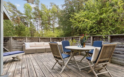 Yrja - 150M from the Sea: Meubilair, Hout, Houten Vloer, Flooring, Stoel, Buitenmeubels, Tafel, Verdieping, Hardwood, Buitentafel