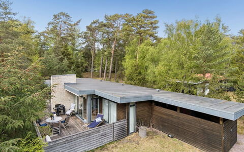Yrja - 150M from the Sea: Meubilair, Interieur Ontwerp, Stoel, Flooring, Tafel, Toevlucht, Verdieping, Plafond, Kamer, Eco Hotel