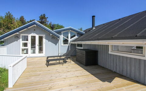 Julietta - 50M from the Sea: Struik, Stedelijk Ontwerp, Groundcover, Steen, Appartement, Landgoed, Metselwerk, Balkon, Landscaping