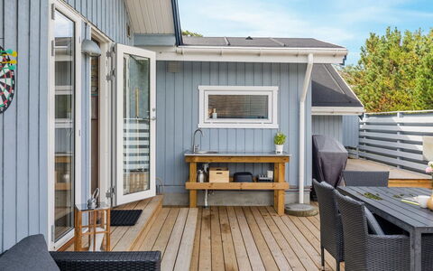 Julietta - 50M from the Sea: Struik, Stedelijk Ontwerp, Groundcover, Steen, Appartement, Landgoed, Metselwerk, Balkon, Landscaping