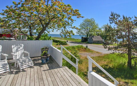 Julietta - 50M from the Sea: Struik, Stedelijk Ontwerp, Groundcover, Steen, Appartement, Landgoed, Metselwerk, Balkon, Landscaping