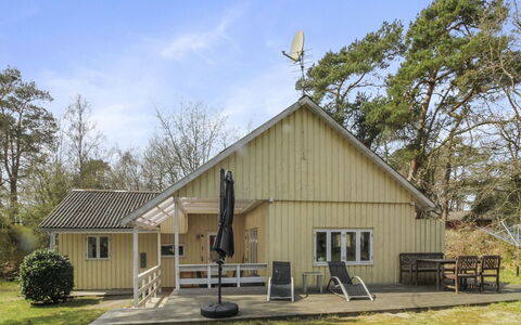 Christella - 200M from the Sea: Hout, Dak, Architectuur, Huis, Huis, Verblijf, Siding, Hardwood, Helling, Landgoed