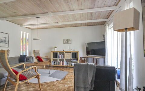 Christella - 200M from the Sea: Hout, Dak, Architectuur, Huis, Huis, Verblijf, Siding, Hardwood, Helling, Landgoed