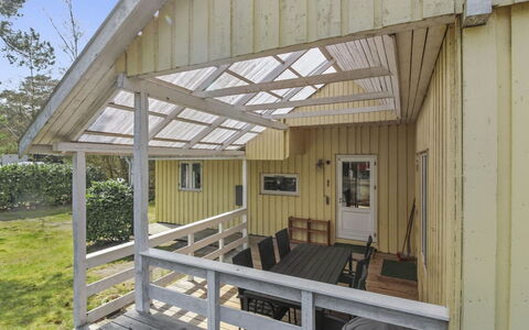Christella - 200M from the Sea: Hout, Dak, Architectuur, Huis, Huis, Verblijf, Siding, Hardwood, Helling, Landgoed