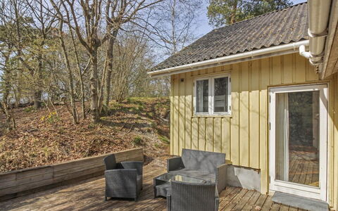 Christella - 200M from the Sea: Hout, Dak, Architectuur, Huis, Huis, Verblijf, Siding, Hardwood, Helling, Landgoed
