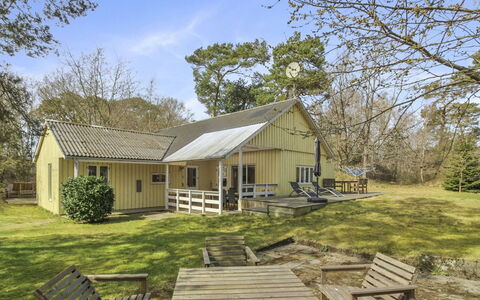 Christella - 200M from the Sea: Hout, Dak, Architectuur, Huis, Huis, Verblijf, Siding, Hardwood, Helling, Landgoed