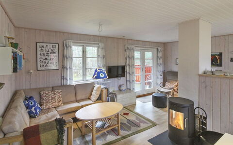 Cvetanka - 200M from the Sea: Hout, Dak, Architectuur, Huis, Huis, Verblijf, Siding, Hardwood, Helling, Landgoed