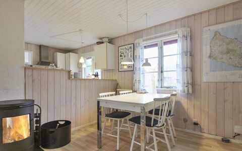 Cvetanka - 200M from the Sea: Hout, Dak, Architectuur, Huis, Huis, Verblijf, Siding, Hardwood, Helling, Landgoed
