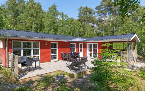 Lisa - 650M from the Sea: Gebouw, Huis, Venster, Huis, Dak, Woongebied, Struik, Verblijf, Land Lot