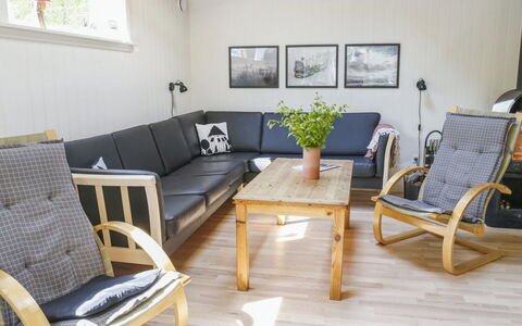 Lisa - 650M from the Sea: Gebouw, Huis, Venster, Huis, Dak, Woongebied, Struik, Verblijf, Land Lot