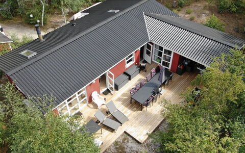 Lisa - 650M from the Sea: Gebouw, Huis, Venster, Huis, Dak, Woongebied, Struik, Verblijf, Land Lot