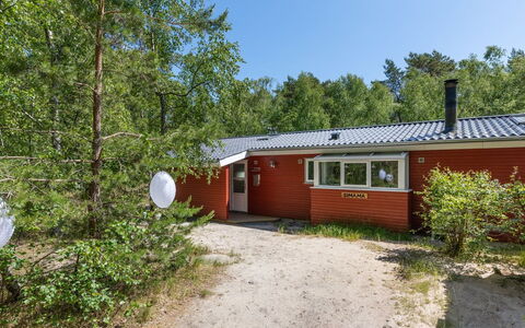 Lisa - 650M from the Sea: Gebouw, Huis, Venster, Huis, Dak, Woongebied, Struik, Verblijf, Land Lot