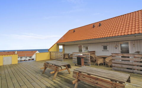 Gulla - 300M from the Sea: Gebouw, Huis, Venster, Huis, Dak, Woongebied, Struik, Verblijf, Land Lot