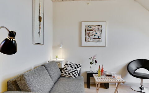 Gulla - 300M from the Sea: Gebouw, Huis, Venster, Huis, Dak, Woongebied, Struik, Verblijf, Land Lot