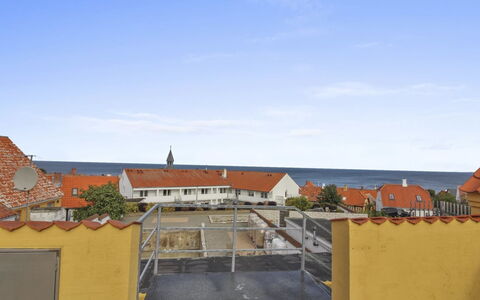 Gulla - 300M from the Sea: Gebouw, Huis, Venster, Huis, Dak, Woongebied, Struik, Verblijf, Land Lot
