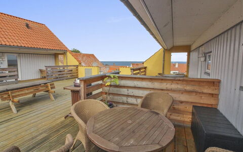 Gulla - 300M from the Sea: Gebouw, Huis, Venster, Huis, Dak, Woongebied, Struik, Verblijf, Land Lot