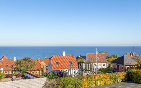 Gulla - 300M from the Sea: Gebouw, Huis, Venster, Huis, Dak, Woongebied, Struik, Verblijf, Land Lot