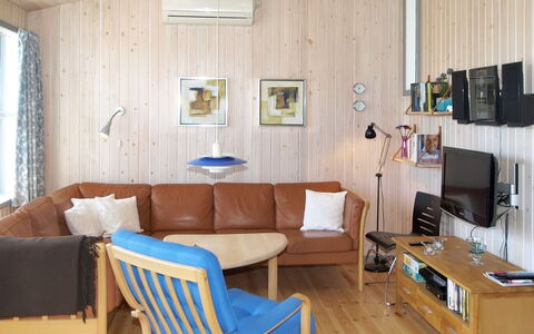 Jolanda - 800M from the Sea: Hout, Huis, Verblijf, Huis, Dak, Landelijk Gebied, Siding, Blokhut, Garden Gebouwen, Hardwood