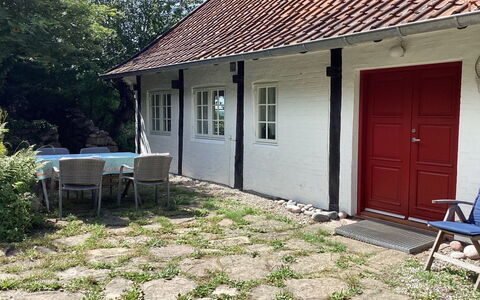 Asgot - 15M from the Sea: Huis, Huis, Dak, Verblijf, Deur, Backyard, Werf, Gazon, Schaduw, Tuin