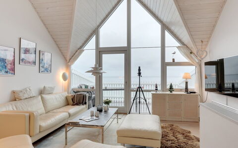 Armela - 10M from the Sea: Interieur Ontwerp, Meubilair, Plafond, Huis, Woonkamer, Bankstel, Stoel, Appartement, Houten Vloer