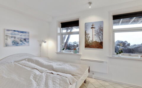 Armela - 10M from the Sea: Slaapkamer, Bed, Interieur Ontwerp, Plafond, Verdieping, Laken, Bedding, Flooring, Appartement, Bed Frame