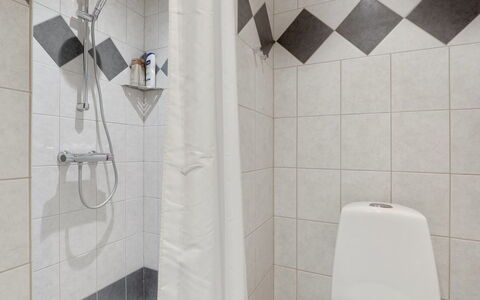 Armela - 10M from the Sea: Flooring, Loodgieterswerkinrichting, Verdieping, Interieur Ontwerp, Badkamer, Tegel, Loodgieter, Toilet, Douche