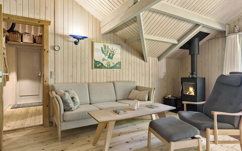 Iskra - 900M from the Sea: Meubilair, Flooring, Interieur Ontwerp, Hout, Verdieping, Houten Vloer, Plafond, Kamer, Woonkamer, Huis