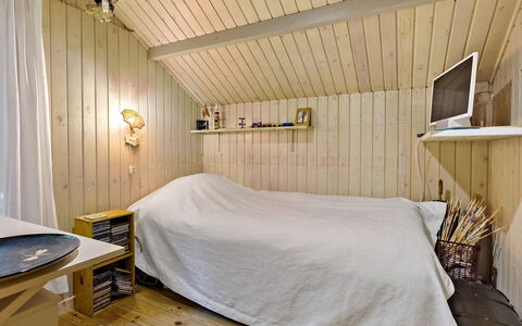 Iskra - 900M from the Sea: Muur, Hout, Flooring, Interieur Ontwerp, Verdieping, Slaapkamer, Plafond, Meubilair, Bed, Verlichting