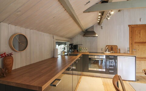 Iskra - 900M from the Sea: Flooring, Keuken, Countertop, Hout, Interieur Ontwerp, Plafond, Meubilair, Verdieping, Lichte Inrichting, Cabinetry