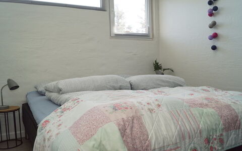 Seppe - 500M from the Sea: Bed, Slaapkamer, Bedding, Laken, Meubilair, Interieur Ontwerp, Linens, Textiel, Verdieping, Kamer