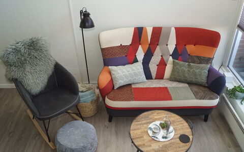 Seppe - 500M from the Sea: Meubilair, Stoel, Interieur Ontwerp, Flooring, Kussen, Comfort, Woonkamer, Beits, Kussen Gooien