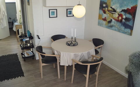 Seppe - 500M from the Sea: Meubilair, Flooring, Interieur Ontwerp, Verdieping, Hout, Stoel, Tafel, Eetkamer, Keuken En Eettafel, Houten Vloer