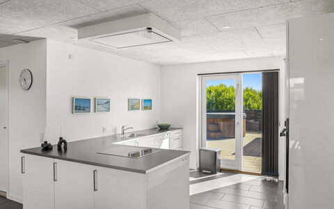 Ilfar - 700M from the Sea: Plafond, Flooring, Keuken, Interieur Ontwerp, Verdieping, Countertop, Huishoudapparatuur, Cabinetry, Lichte Inrichting