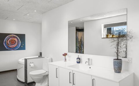 Ilfar - 700M from the Sea: Interieur Ontwerp, Flooring, Muur, Loodgieterswerkinrichting, Verdieping, Wastafel, Plafond, Badkamerkast, Badkamer, Wastafel In De Badkamer