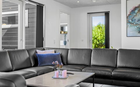 Ilfar - 700M from the Sea: Interieur Ontwerp, Flooring, Verdieping, Bankstel, Meubilair, Woonkamer, Comfort, Leer