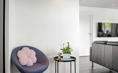 Ilfar - 700M from the Sea: Meubilair, Interieur Ontwerp, Flooring, Verdieping, Muur, Hout, Woonkamer, Stoel, Houten Vloer, Bankstel