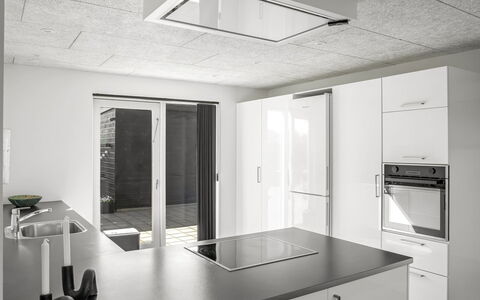 Ilfar - 700M from the Sea: Plafond, Keuken, Lichte Inrichting, Ontwerp, Toestel Van De Keuken, Countertop, Huishoudapparatuur