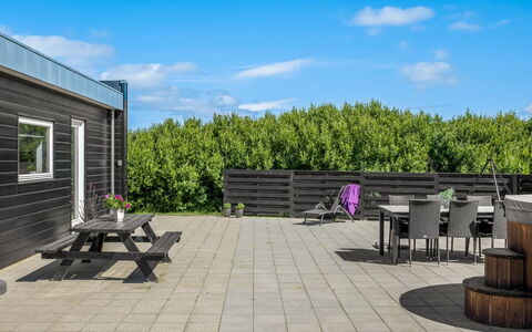 Ilfar - 700M from the Sea: Dek, Schaduw, Hardwood, Plank, Buitenmeubels, Beits, Buitentafel, Werf, Landscaping, Veranda