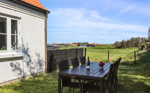 Sira - 250M from the Sea: Lucht, Land Lot, Huis, Wolk, Deur, Verblijf, Gazon, Werf, Hardwood, Schaduw