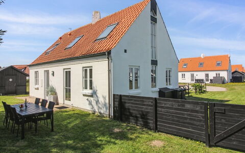 Sira - 250M from the Sea: Blauw, Gebouw, Venster, Huis, Huis, Dak, Architectuur, Verblijf, Woongebied, Landgoed