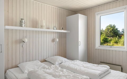Matis - 650M from the Sea: Slaapkamer, Bed, Hout, Interieur Ontwerp, Laken, Flooring, Bedding, Verdieping, Plafond, Meubilair
