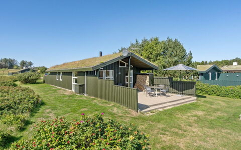 Elsabet - 750M from the Sea: Dak, Huis, Deur, Verblijf, Schaduw, Siding, Werf, Landgoed, Backyard