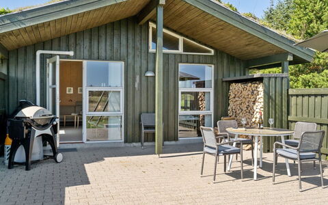 Elsabet - 750M from the Sea: Dak, Huis, Deur, Verblijf, Schaduw, Siding, Werf, Landgoed, Backyard