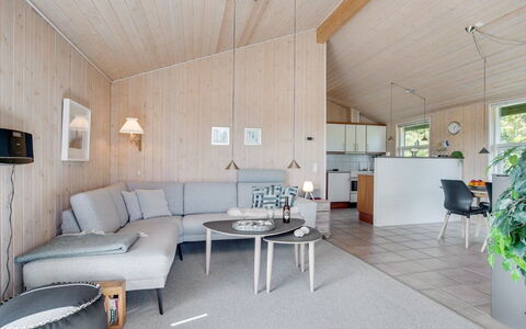 Elsabet - 750M from the Sea: Dak, Huis, Deur, Verblijf, Schaduw, Siding, Werf, Landgoed, Backyard