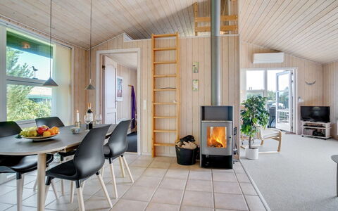 Elsabet - 750M from the Sea: Dak, Huis, Deur, Verblijf, Schaduw, Siding, Werf, Landgoed, Backyard