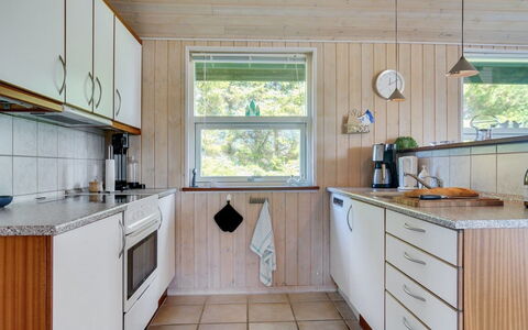 Elsabet - 750M from the Sea: Dak, Huis, Deur, Verblijf, Schaduw, Siding, Werf, Landgoed, Backyard