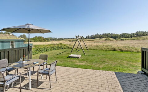 Elsabet - 750M from the Sea: Dak, Huis, Deur, Verblijf, Schaduw, Siding, Werf, Landgoed, Backyard