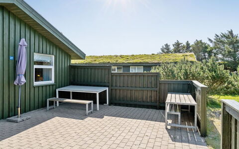 Elsabet - 750M from the Sea: Dak, Huis, Deur, Verblijf, Schaduw, Siding, Werf, Landgoed, Backyard