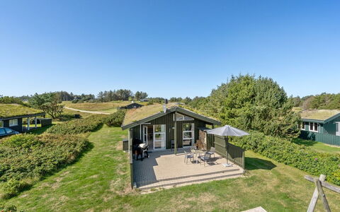 Elsabet - 750M from the Sea: Dak, Huis, Deur, Verblijf, Schaduw, Siding, Werf, Landgoed, Backyard
