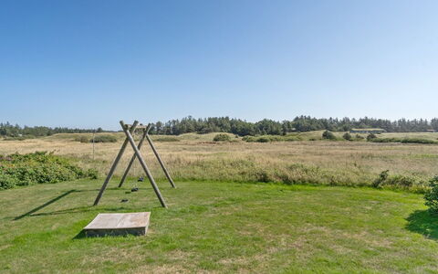 Elsabet - 750M from the Sea: Dak, Huis, Deur, Verblijf, Schaduw, Siding, Werf, Landgoed, Backyard